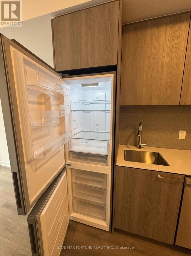 Photo du bâtiment - 7439 Kingston Rd