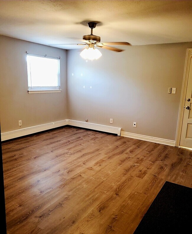 Living room - 928 Bay Shore Ave