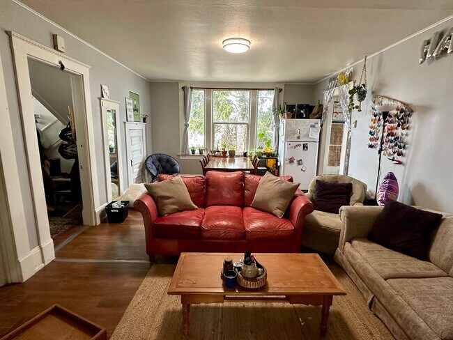 Foto del edificio - Spacious 7-Bed, 2-Bath Near Downtown Bellingham of Comfortable Living!