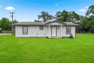 Building Photo - 1017 Lions Park Dr