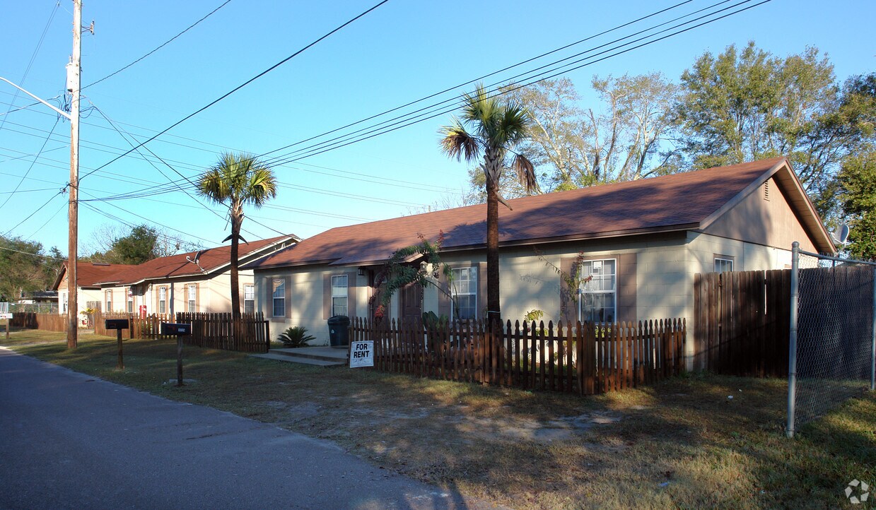 Primary Photo - 1725 E 28th St