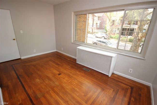 Building Photo - 3 br, 1.5 bath  - 2707 Tilbury Ave 2707