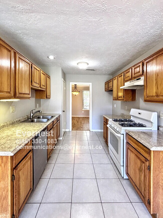 Foto del edificio - Charming 3-Bedroom Home with Spacious Yard...