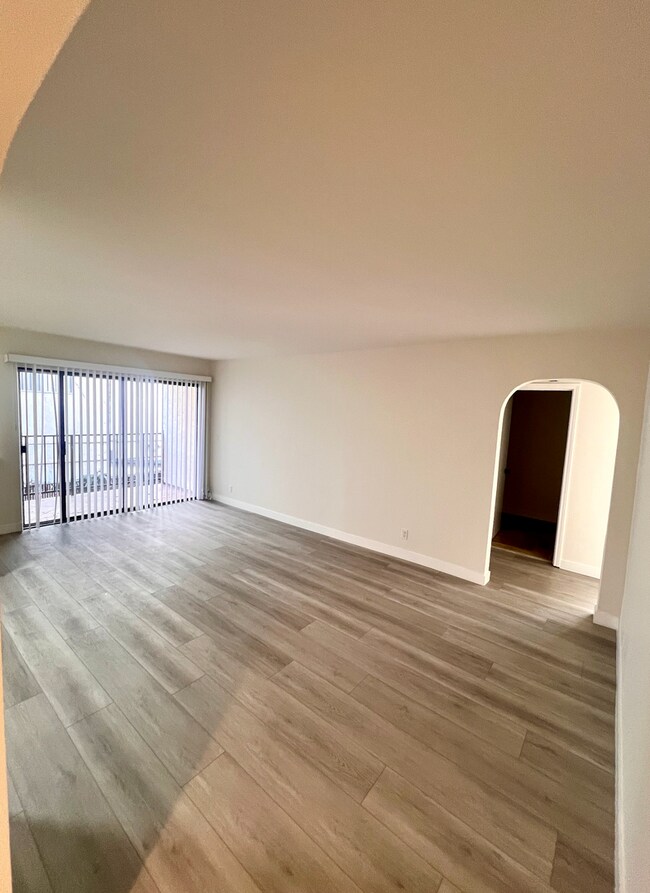 Foto del edificio - Modern 2-Bedroom Apartment in Gated Van Nuys Community – Fully Remodeled!