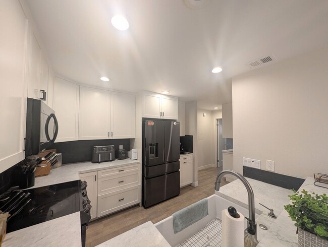 Building Photo - Beautifully Renovated Condo in Rancho Bernardo!