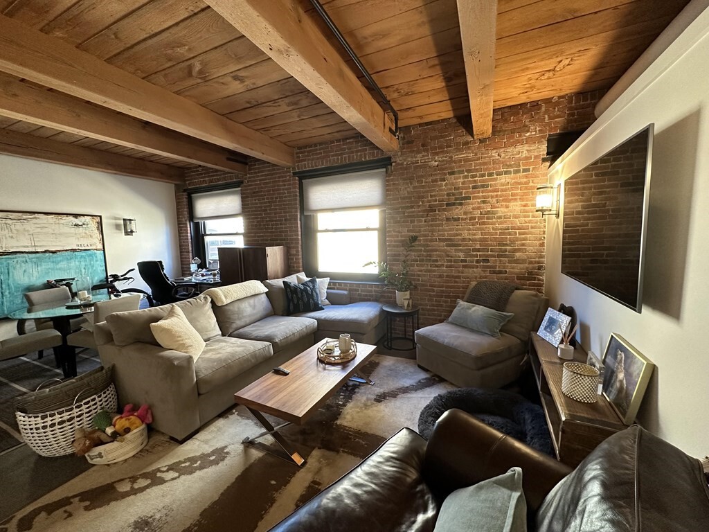 Primary Photo - 90 Wareham St