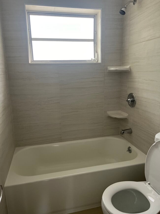 Baño - 5010 SW 26th Ave