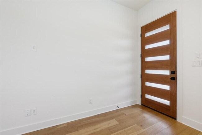 Foto del edificio - 308 E 20th St