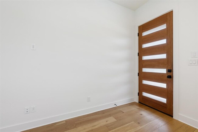 Building Photo - 308 E 20th St