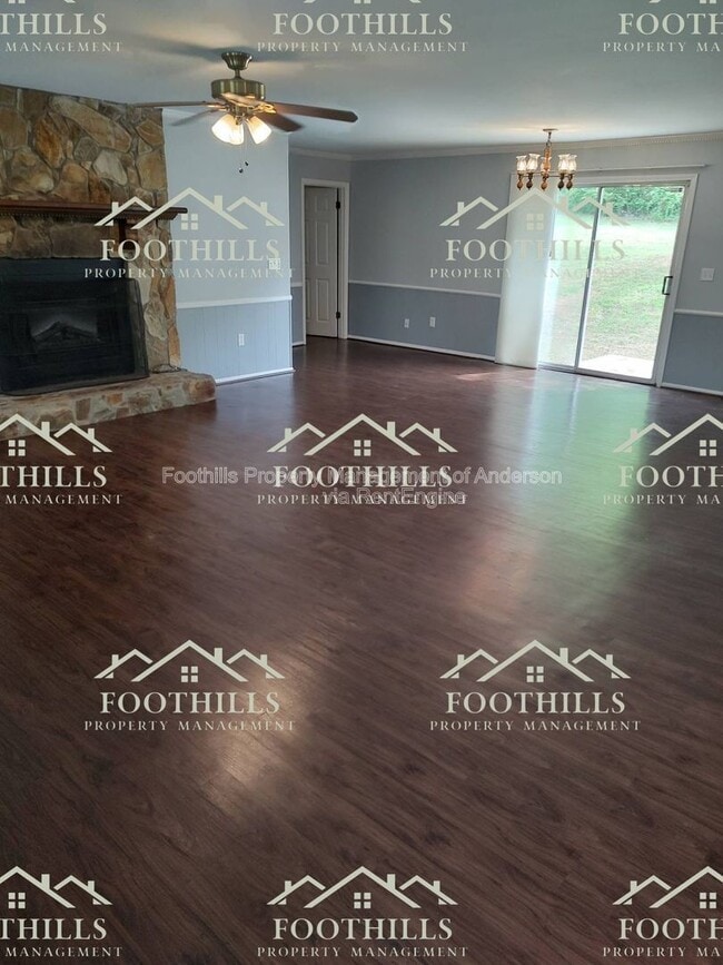 Foto del edificio - 213 Lake Forest Cir