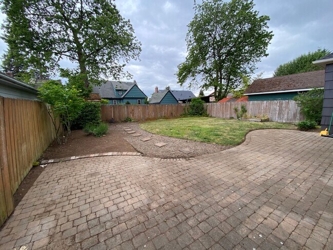 Building Photo - Arbor Lodge Bungalow!