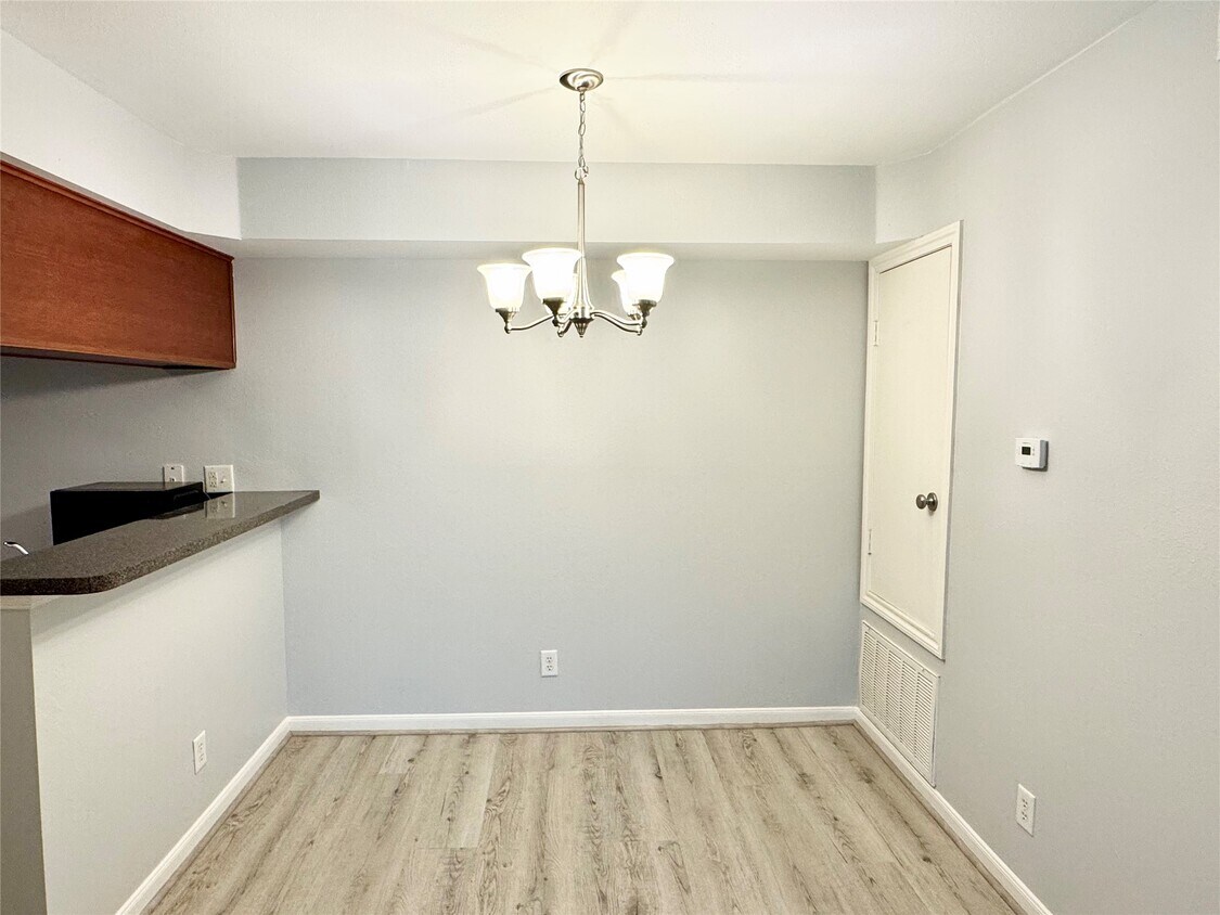 Building Photo - 700 Thicket Ln