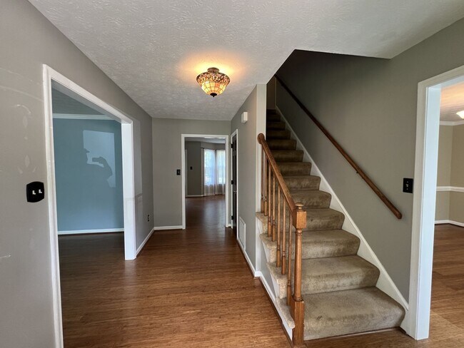 Foto del edificio - Spacious 5-Bedroom Home on Over Half an Ac...