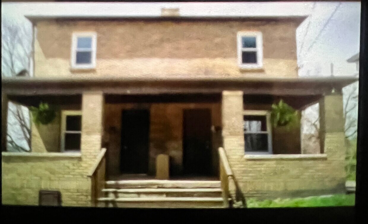 821 Chester St Unit Half duplex, East Liverpool, OH 43920 Apartments
