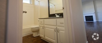 Primary Photo - 425 W Laurel Dr