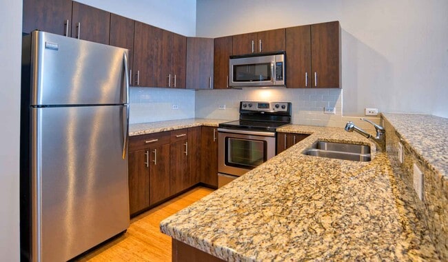 Floor to ceiling windows provide ample natural light - 777 South Broad St