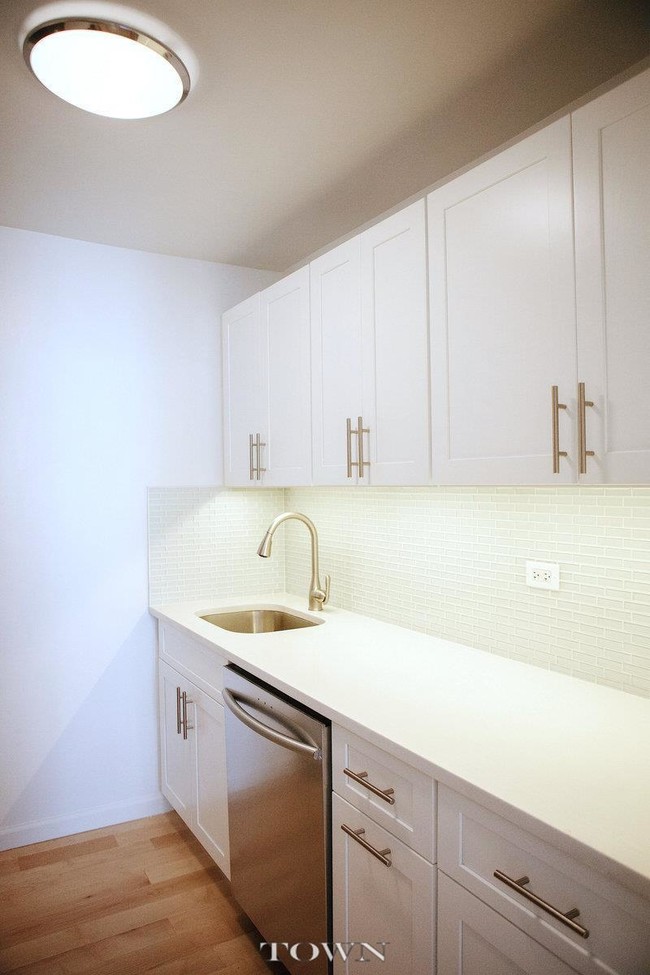 Building Photo - 303 Greenwich St