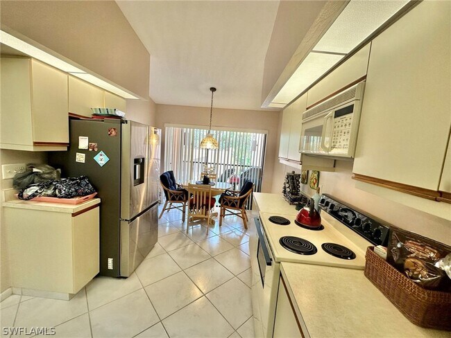 Foto del edificio - 325 Bay Forest Dr