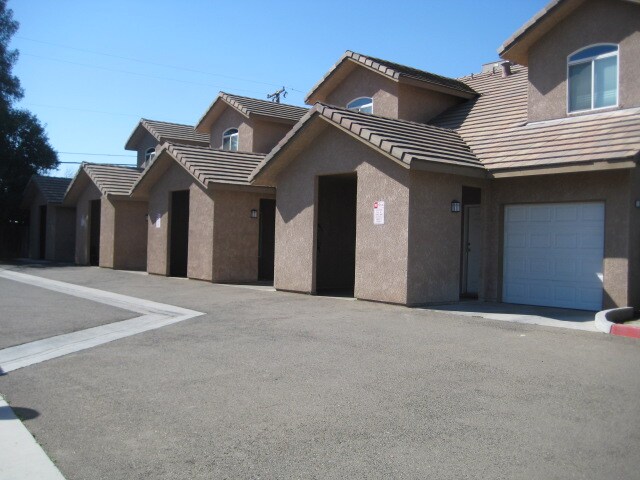 Building Photo - 944-1020 E Ashlan Ave