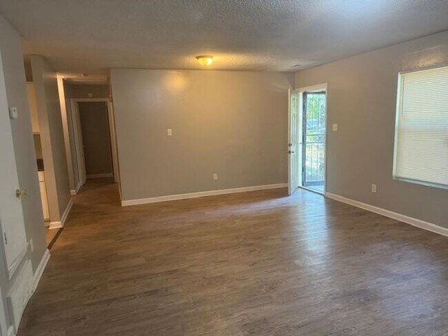 Foto del edificio - 3241 Cedar Springs Dr