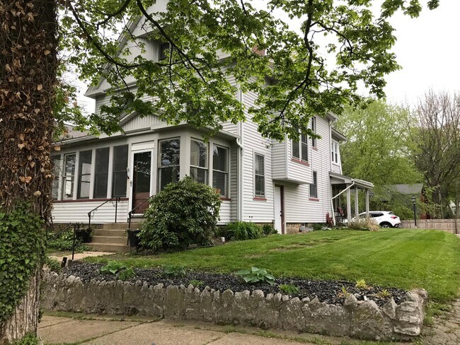 Foto del edificio - 325 S Main St