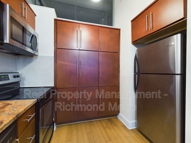 Building Photo - 815 Perry St