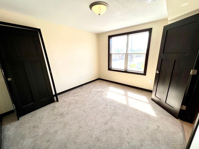 Building Photo - 204 3rd Ave