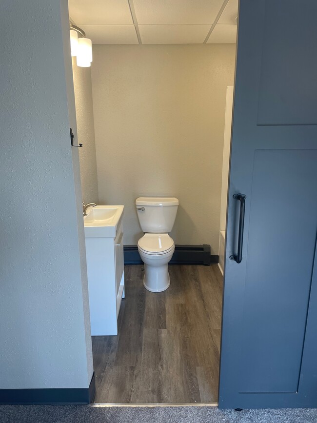 Full Bath - 112 W 1st St