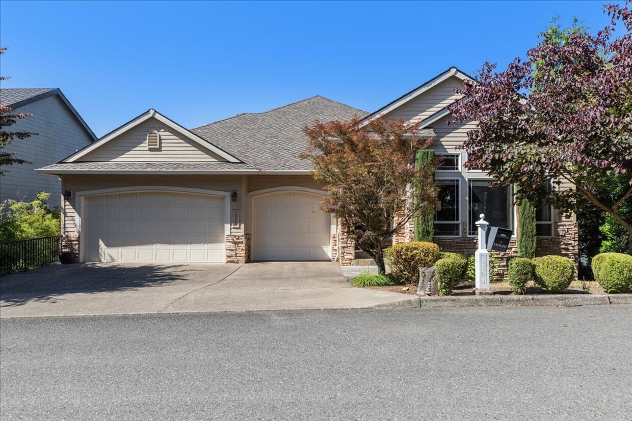 Spacious and Inviting in Forest Heights wi... House Rental in Portland, OR