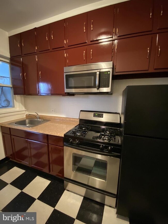 Building Photo - 515 Crittenden St NW