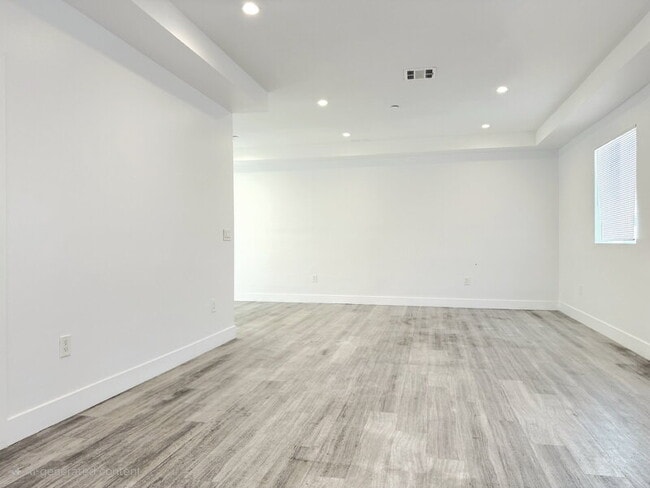 Building Photo - 827 E 74th St