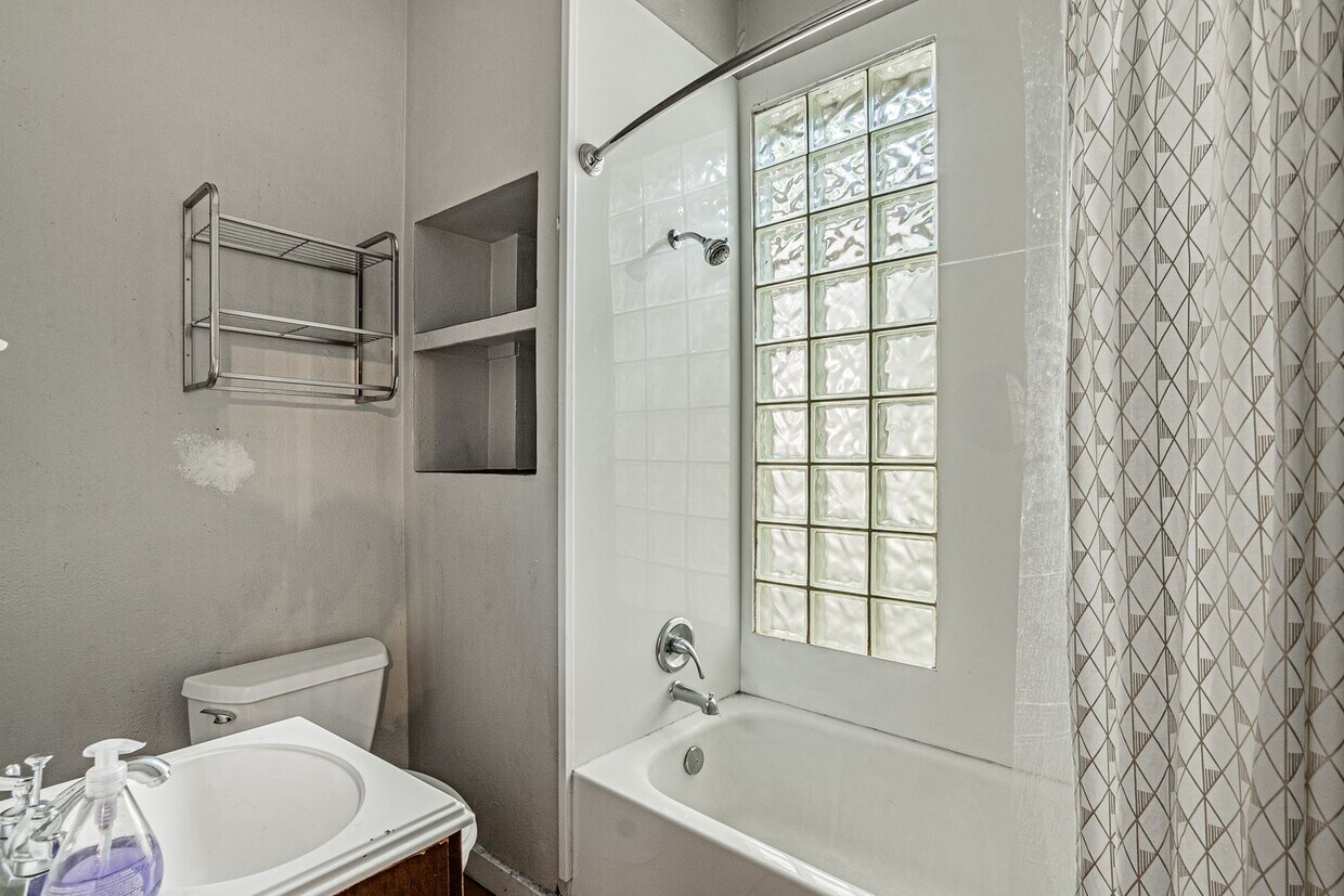 Primary Photo - Charming 2 Bedroom 1 Bath Duplex Close to ...