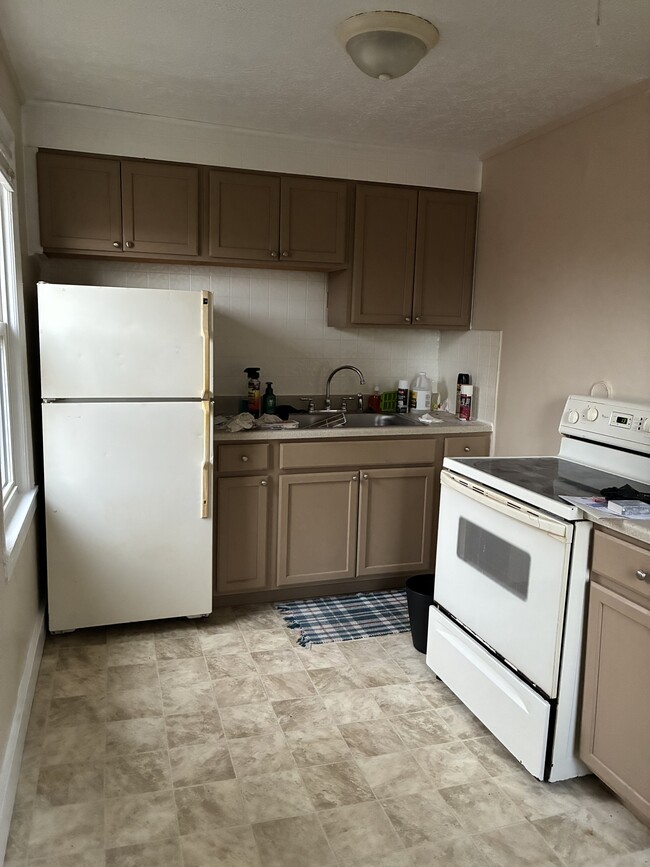 Kitchen - 422 E Bruce Ave