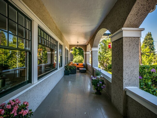 Building Photo - Amazing 5 bedroom Mediterranean Oasis