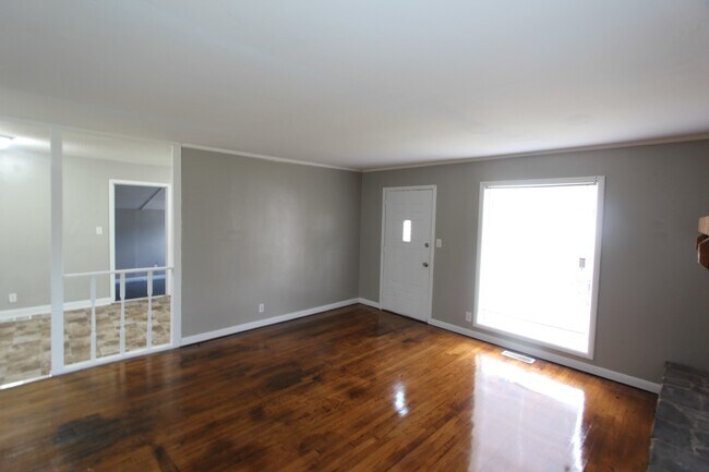 Building Photo - New On The Market!  3 Bedroom 1 Bath + Lar...