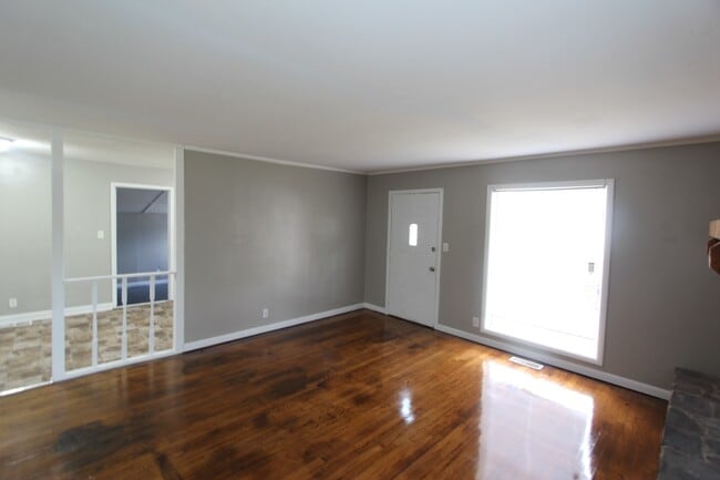 Foto del edificio - New On The Market!  3 Bedroom 1 Bath + Lar...