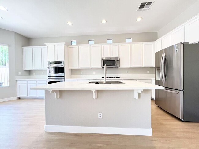 Foto del edificio - Fully renovated single-level luxury home –...