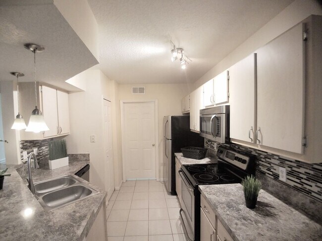 Foto del edificio - Gorgeous  Forest View, Wood Floors  1/1 condo for RENT @The Crest close to UCF.