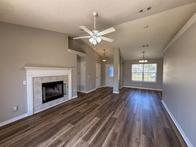 Foto del edificio - 3 bedroom 2 bath home with all new floorin...