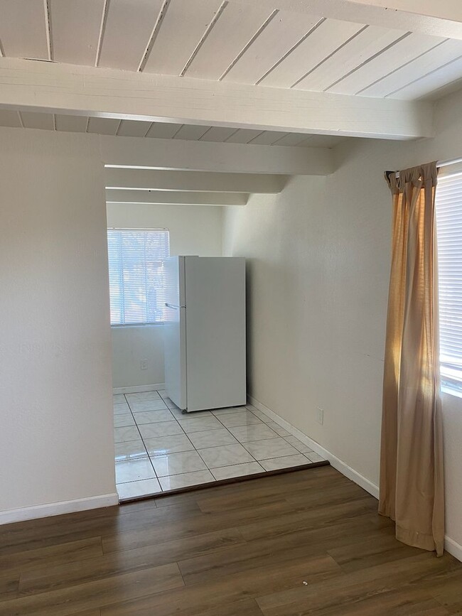 Building Photo - Newly Remodeled Upstairs 2 Bedroom 1 Bath ...