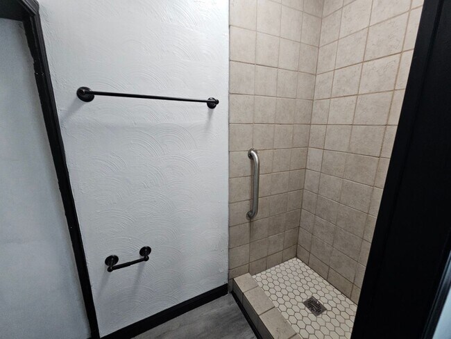 Building Photo - Fully Updated 4-bedroom 2 bath house for r...