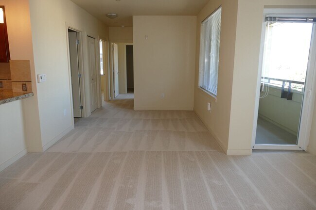Building Photo - Top Floor 2 Bedroom, 2 Bathroom Condo in t...