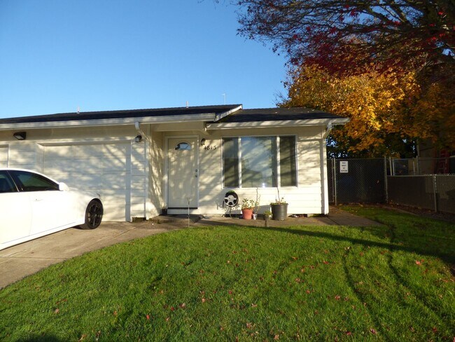 Foto del edificio - 4811-4813-4813 Cougar Ct SE