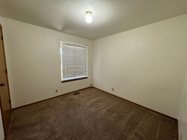Building Photo - 811 NE Thomas Ct