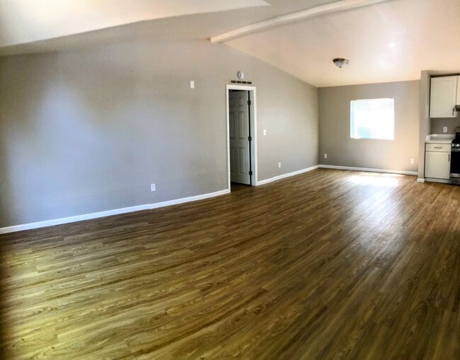 Building Photo - 3315 Lilac Ave