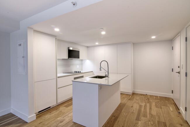 Building Photo - 3460 Rue Peel