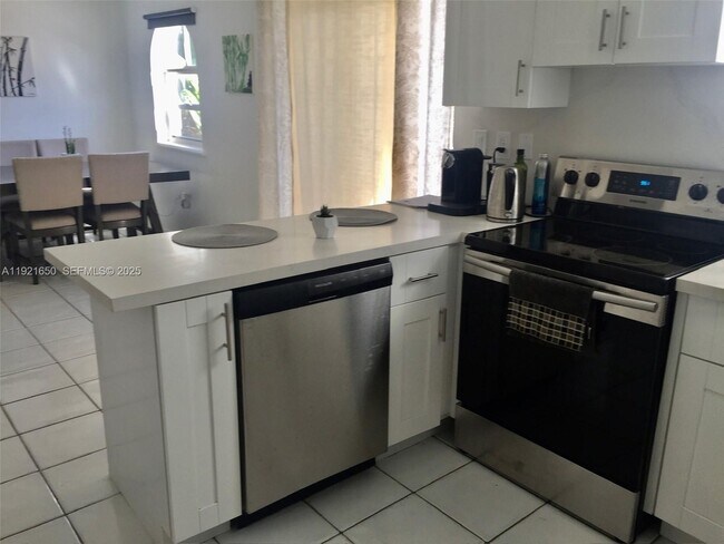 Foto del edificio - 3052 SW 27th Ave