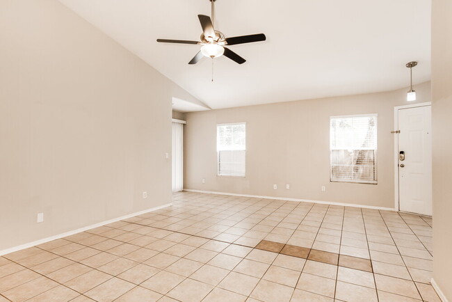 Foto del edificio - 5046 E Holmes Ave
