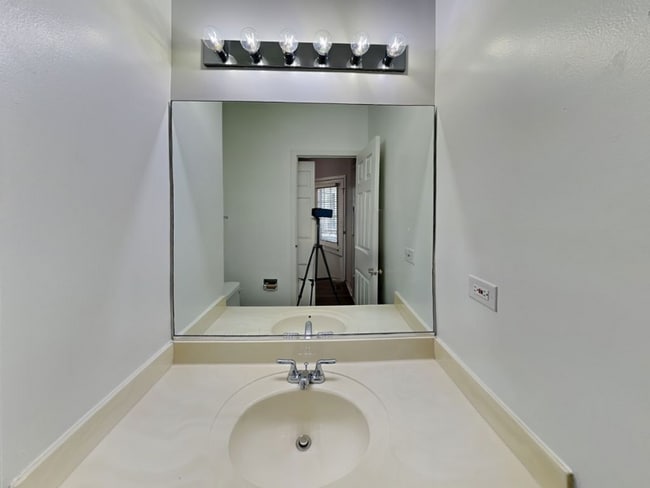 Foto del edificio - 104 Polaris Dr