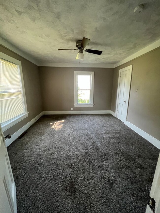 Building Photo - 2 bedroom/1 bathroom
